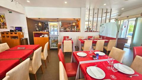 Edifício histórico em frente ao Palácio de Queluz com restauração e AL