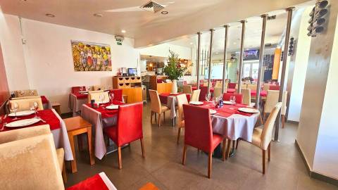 Edifício histórico em frente ao Palácio de Queluz com restauração e AL