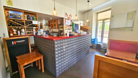 Edifício histórico em frente ao Palácio de Queluz com restauração e AL