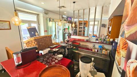 Edifício histórico em frente ao Palácio de Queluz com restauração e AL