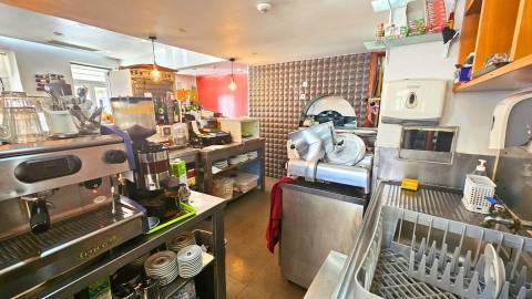 Edifício histórico em frente ao Palácio de Queluz com restauração e AL