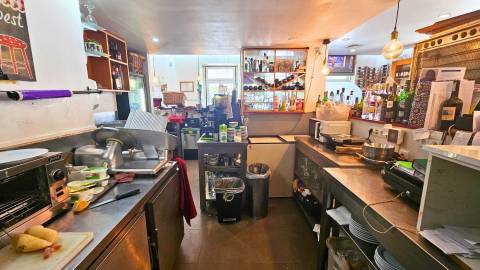 Edifício histórico em frente ao Palácio de Queluz com restauração e AL