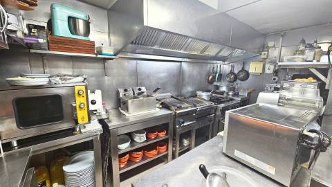 Edifício histórico em frente ao Palácio de Queluz com restauração e AL