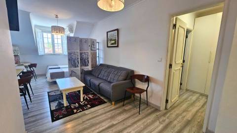 Edifício histórico em frente ao Palácio de Queluz com restauração e AL