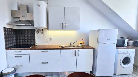 Edifício histórico em frente ao Palácio de Queluz com restauração e AL