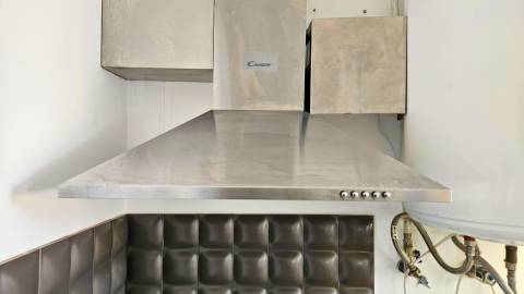 Edifício histórico em frente ao Palácio de Queluz com restauração e AL