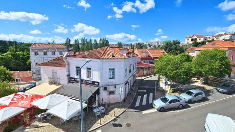 Edifício histórico em frente ao Palácio de Queluz com restauração e AL