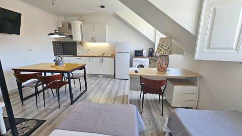 Edifício histórico em frente ao Palácio de Queluz com restauração e AL