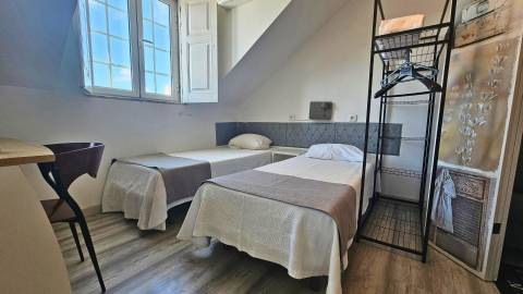 Edifício histórico em frente ao Palácio de Queluz com restauração e AL