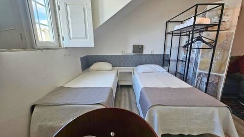 Edifício histórico em frente ao Palácio de Queluz com restauração e AL