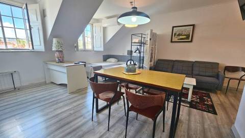 Edifício histórico em frente ao Palácio de Queluz com restauração e AL