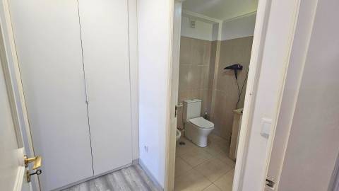 Edifício histórico em frente ao Palácio de Queluz com restauração e AL