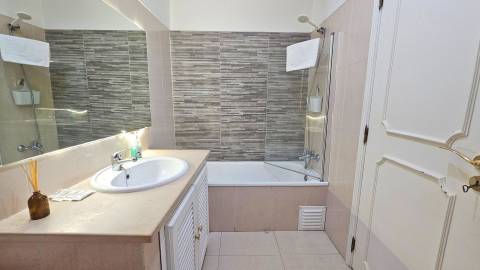 Edifício histórico em frente ao Palácio de Queluz com restauração e AL