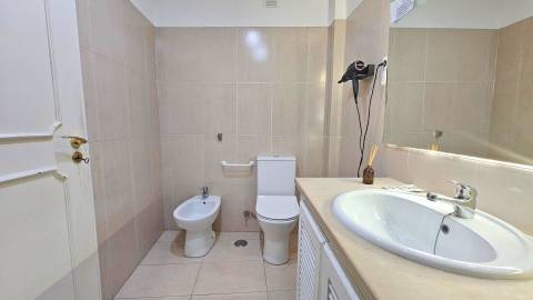 Edifício histórico em frente ao Palácio de Queluz com restauração e AL