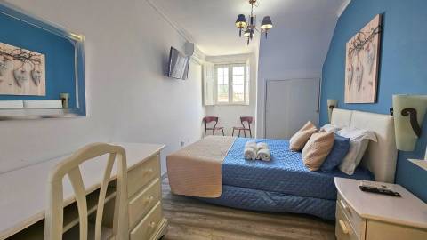 Edifício histórico em frente ao Palácio de Queluz com restauração e AL