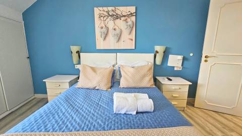 Edifício histórico em frente ao Palácio de Queluz com restauração e AL