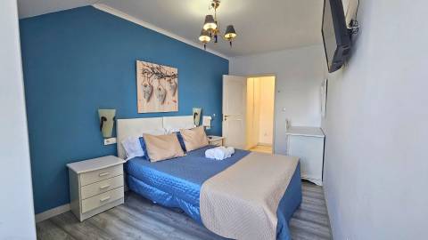 Edifício histórico em frente ao Palácio de Queluz com restauração e AL