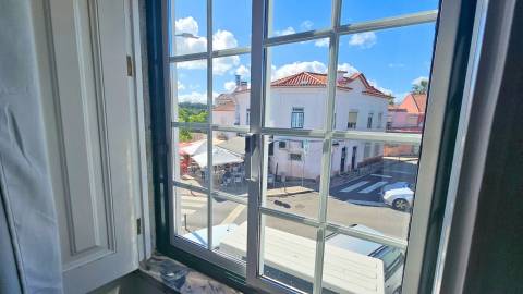 Edifício histórico em frente ao Palácio de Queluz com restauração e AL