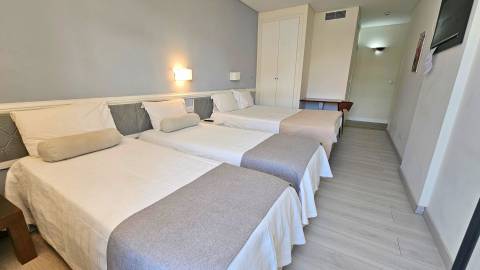 Edifício histórico em frente ao Palácio de Queluz com restauração e AL