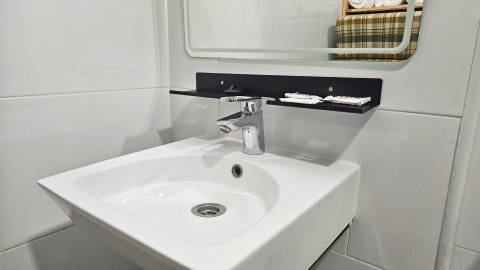 Edifício histórico em frente ao Palácio de Queluz com restauração e AL