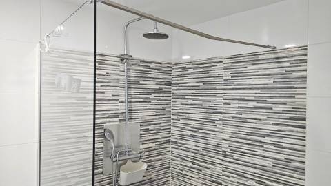 Edifício histórico em frente ao Palácio de Queluz com restauração e AL