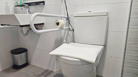 Edifício histórico em frente ao Palácio de Queluz com restauração e AL