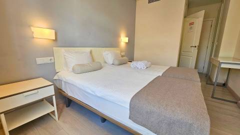 Edifício histórico em frente ao Palácio de Queluz com restauração e AL