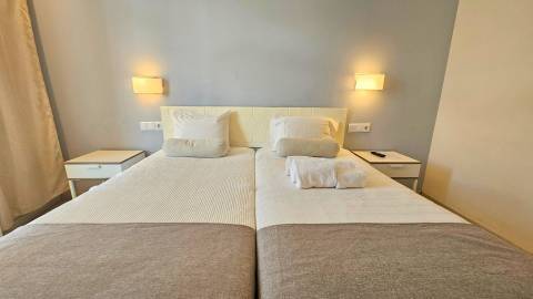 Edifício histórico em frente ao Palácio de Queluz com restauração e AL