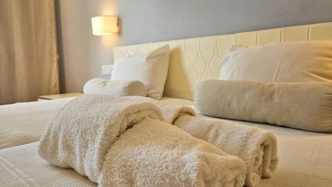 Edifício histórico em frente ao Palácio de Queluz com restauração e AL