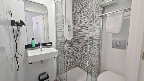 Edifício histórico em frente ao Palácio de Queluz com restauração e AL