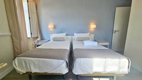 Edifício histórico em frente ao Palácio de Queluz com restauração e AL