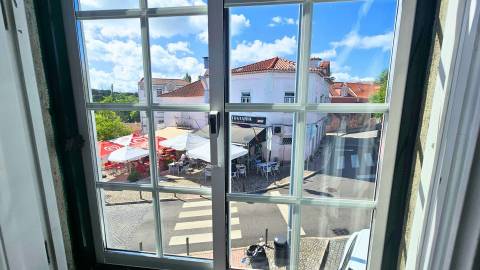 Edifício histórico em frente ao Palácio de Queluz com restauração e AL