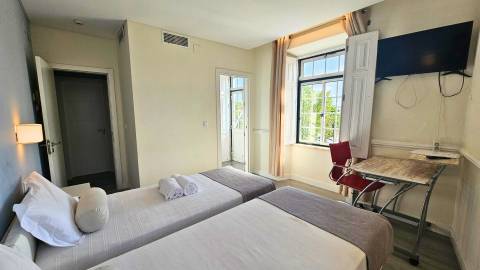 Edifício histórico em frente ao Palácio de Queluz com restauração e AL