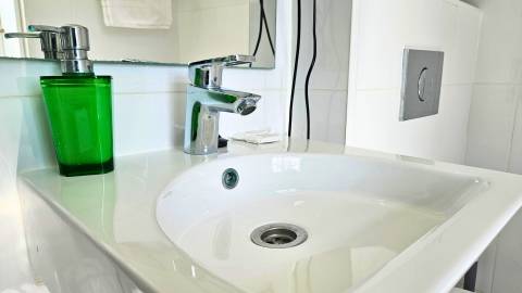 Edifício histórico em frente ao Palácio de Queluz com restauração e AL