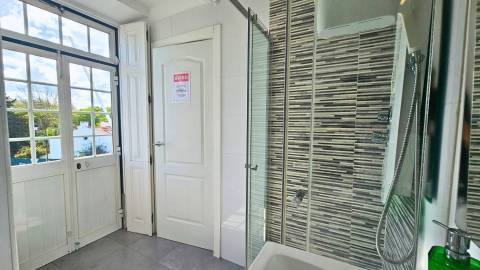 Edifício histórico em frente ao Palácio de Queluz com restauração e AL