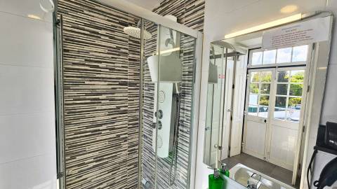 Edifício histórico em frente ao Palácio de Queluz com restauração e AL