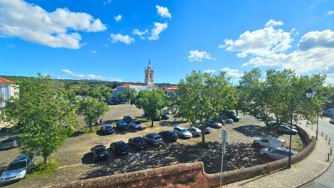 Edifício histórico em frente ao Palácio de Queluz com restauração e AL