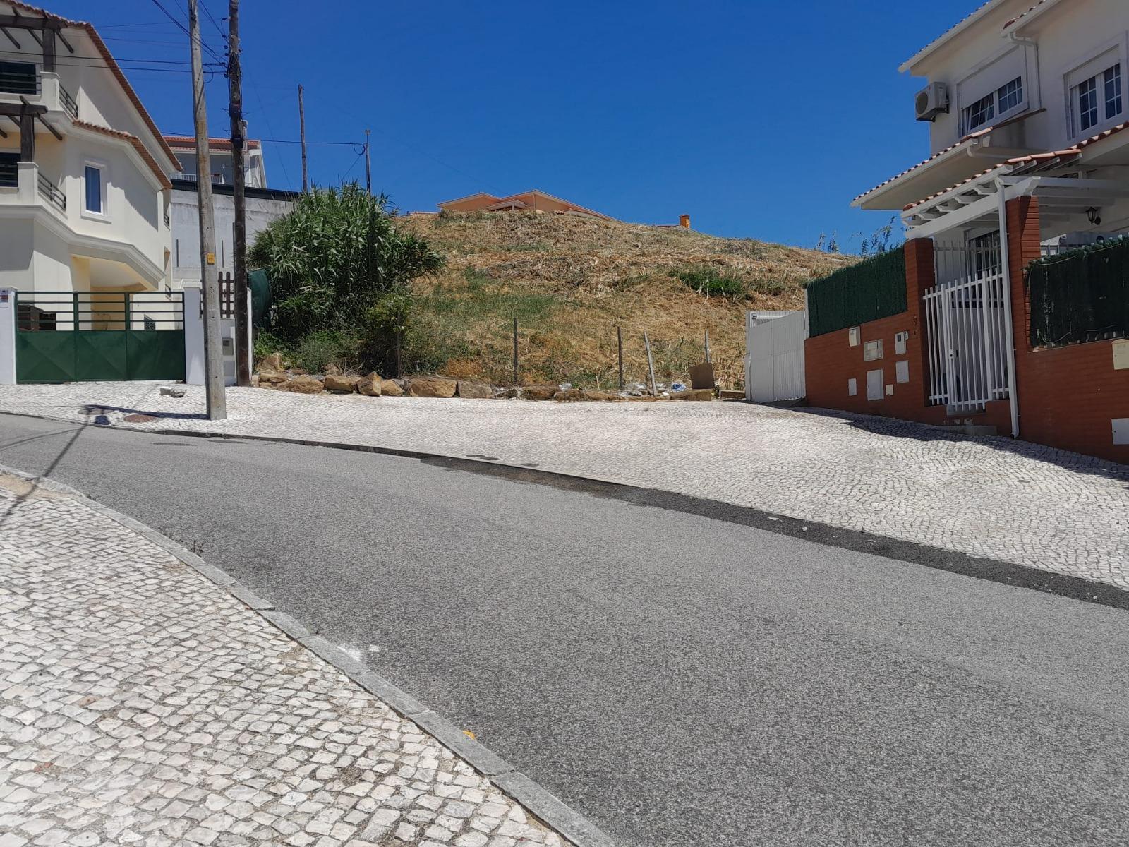 Terreno urbano com de implantação de moradia até 300m2