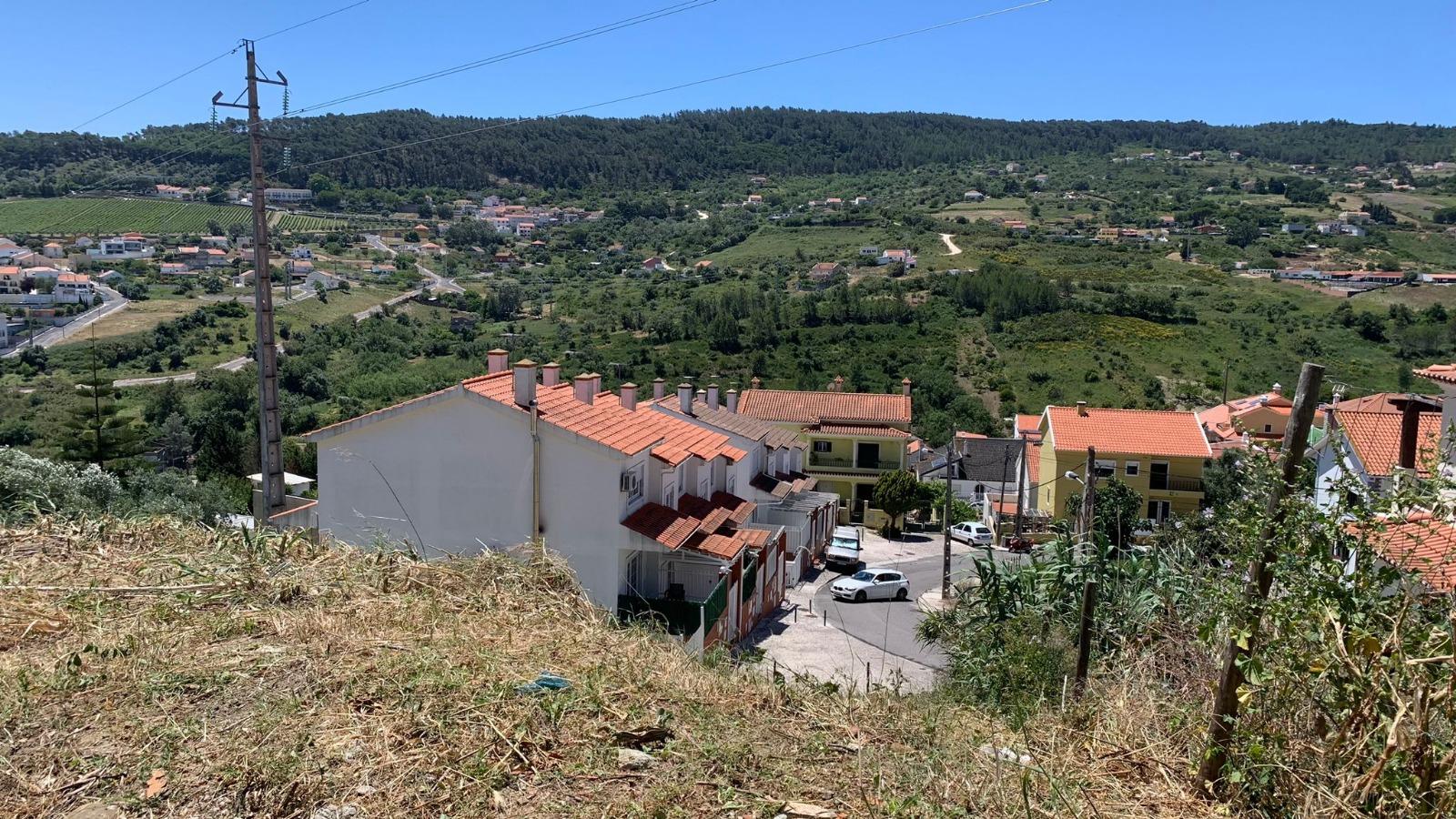 Terreno urbano com de implantação de moradia até 300m2