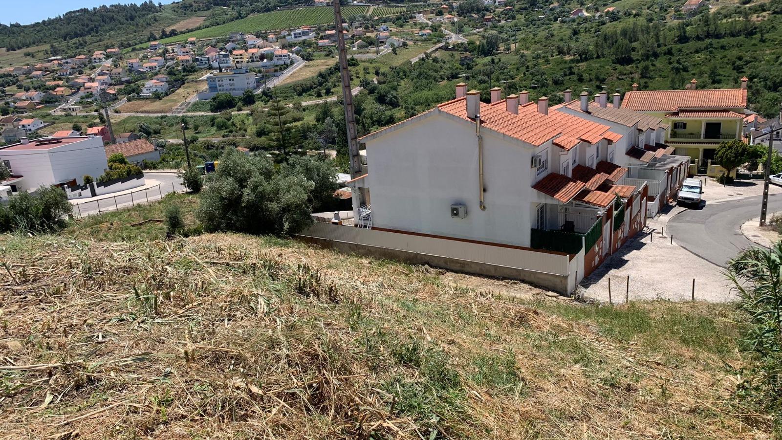 Terreno urbano com de implantação de moradia até 300m2