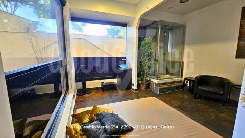 Espaço Comercial junto ao Mar na Parede