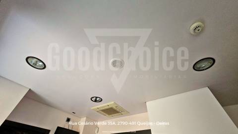 Espaço Comercial junto ao Mar na Parede