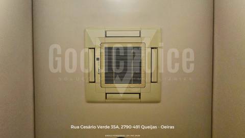 Espaço Comercial junto ao Mar na Parede