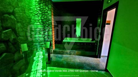 Espaço Comercial junto ao Mar na Parede