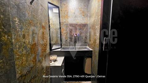 Espaço Comercial junto ao Mar na Parede