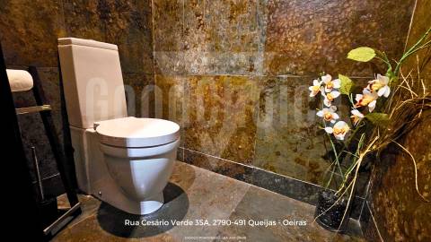 Espaço Comercial junto ao Mar na Parede