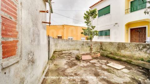 Moradia Bi-Familiar em prédio com logradouro