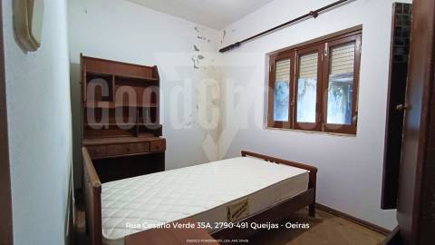 Moradia T3 para Recuperação em Óbidos | Excelente Potencial Habitacional ou Turístico
