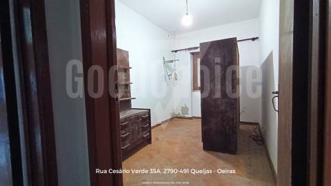 Moradia T3 para Recuperação em Óbidos | Excelente Potencial Habitacional ou Turístico
