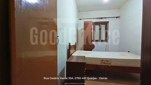 Moradia T3 para Recuperação em Óbidos | Excelente Potencial Habitacional ou Turístico
